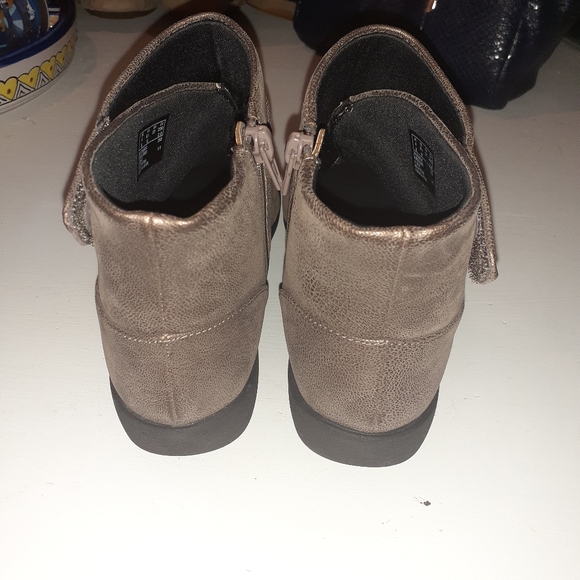 Cloudsteppers by Clark's Booties - Picture 2 of 5